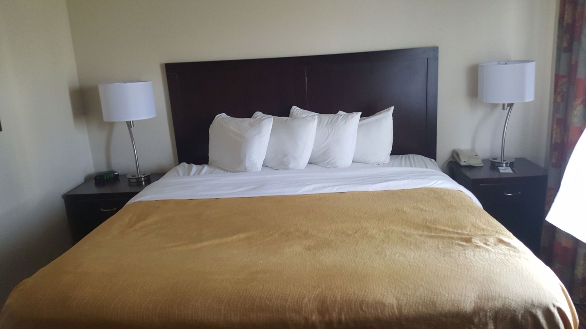 بديكورات فريدة لكل غرفة وطراز فريد لكل وحدة ومكتب وستائر تعتيم