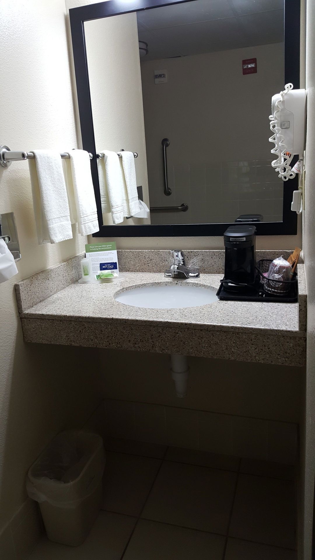 حمام | وحدات دش مع أحواض استحمام، مستلزمات مجانية للعناية الشخصية، مجففات شعر