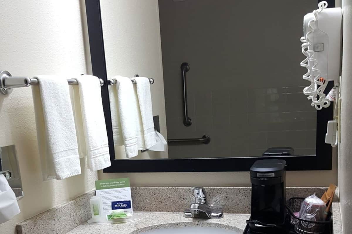 Salle de bain | Ensemble baignoire-douche, articles de toilette (gratuits)