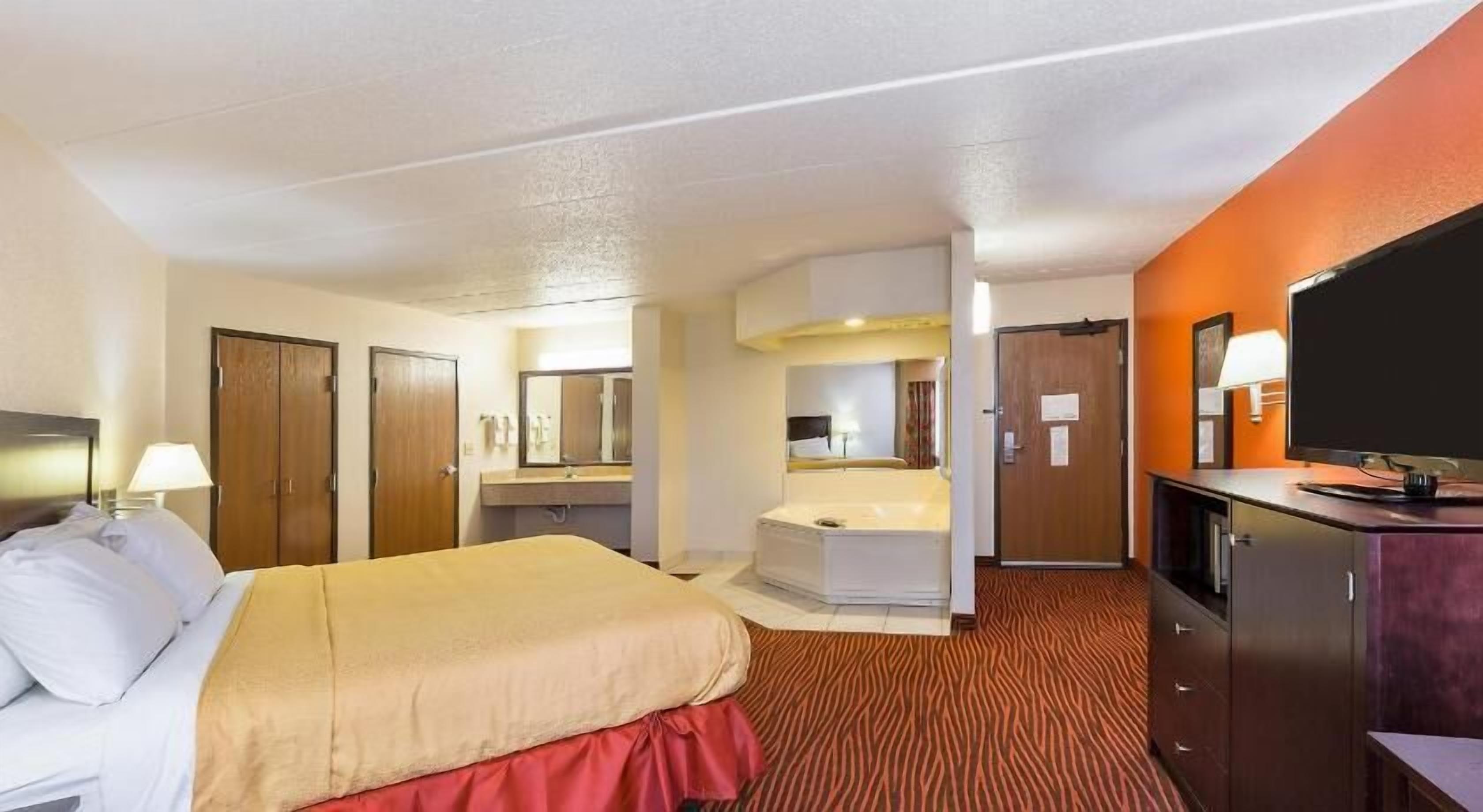 بديكورات فريدة لكل غرفة وطراز فريد لكل وحدة ومكتب وستائر تعتيم