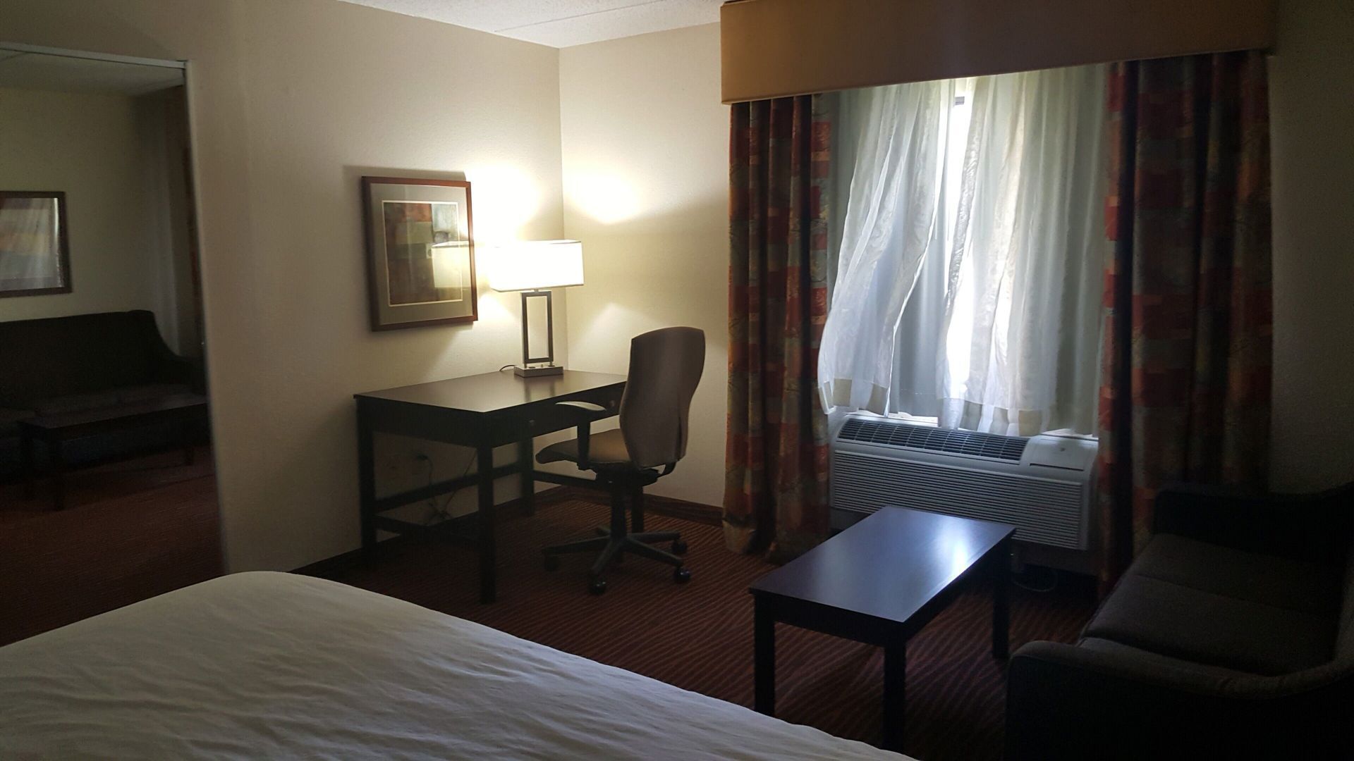 بديكورات فريدة لكل غرفة وطراز فريد لكل وحدة ومكتب وستائر تعتيم