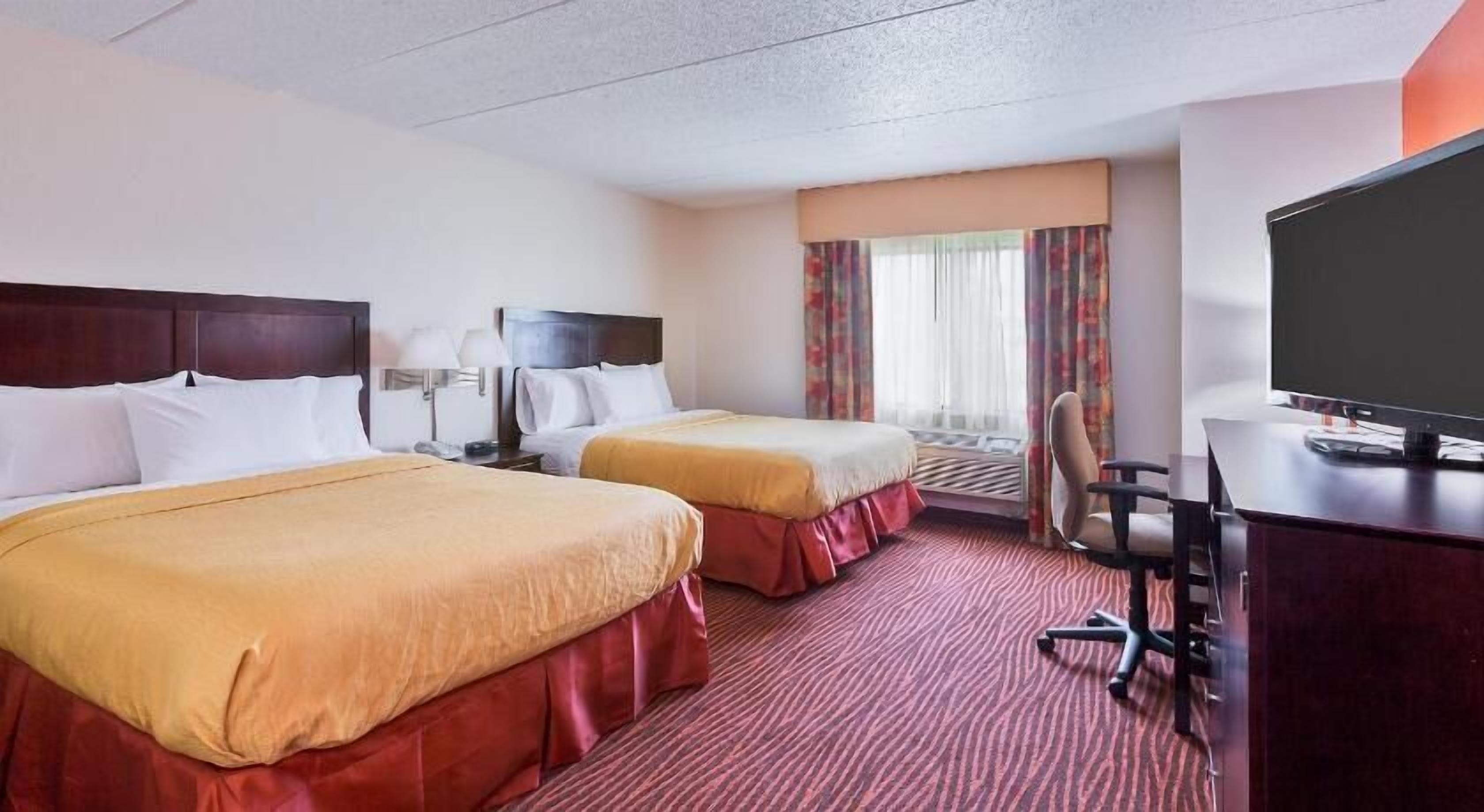 بديكورات فريدة لكل غرفة وطراز فريد لكل وحدة ومكتب وستائر تعتيم