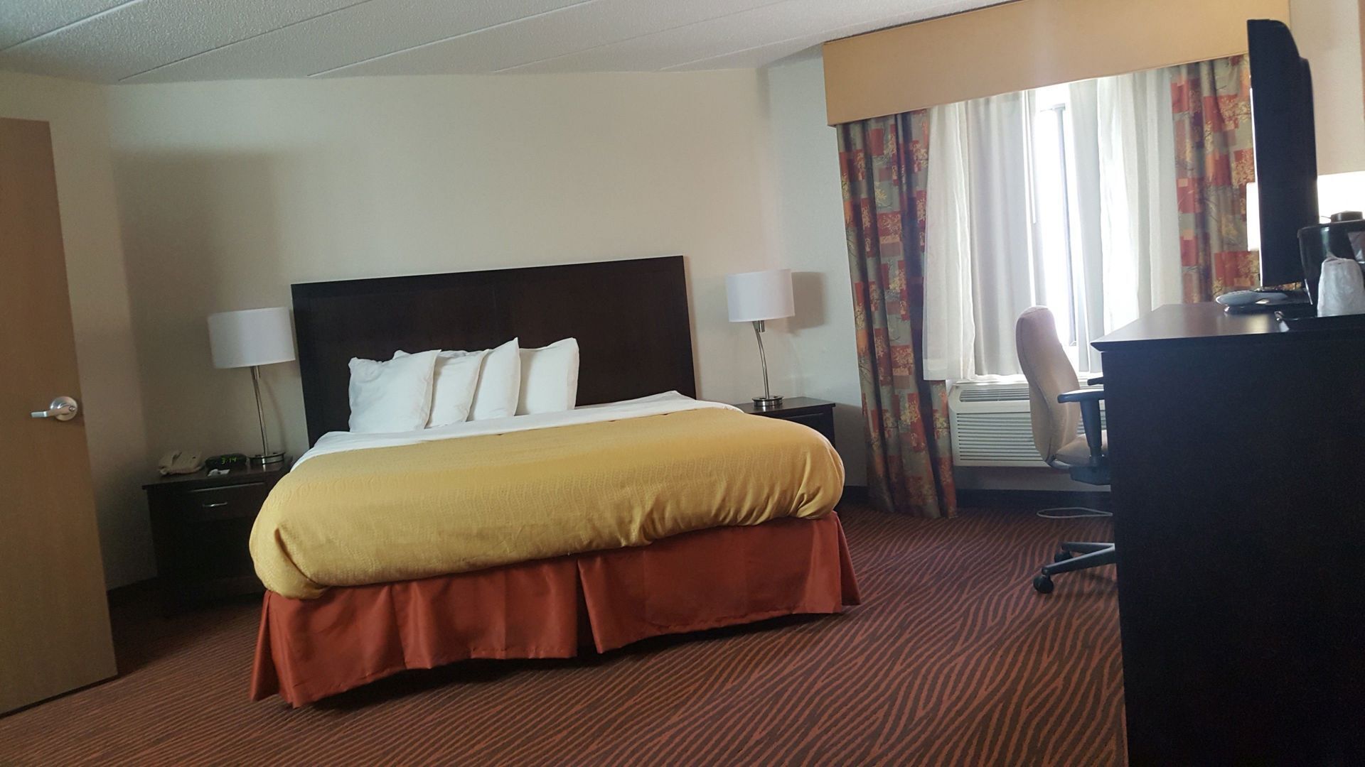 بديكورات فريدة لكل غرفة وطراز فريد لكل وحدة ومكتب وستائر تعتيم