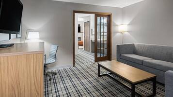 スイート クイーンベッド 2 台 禁煙 (One-Bedroom) | 客室ごとに異なる装飾、客室ごとに異なるインテリア、デスク、遮光カーテン