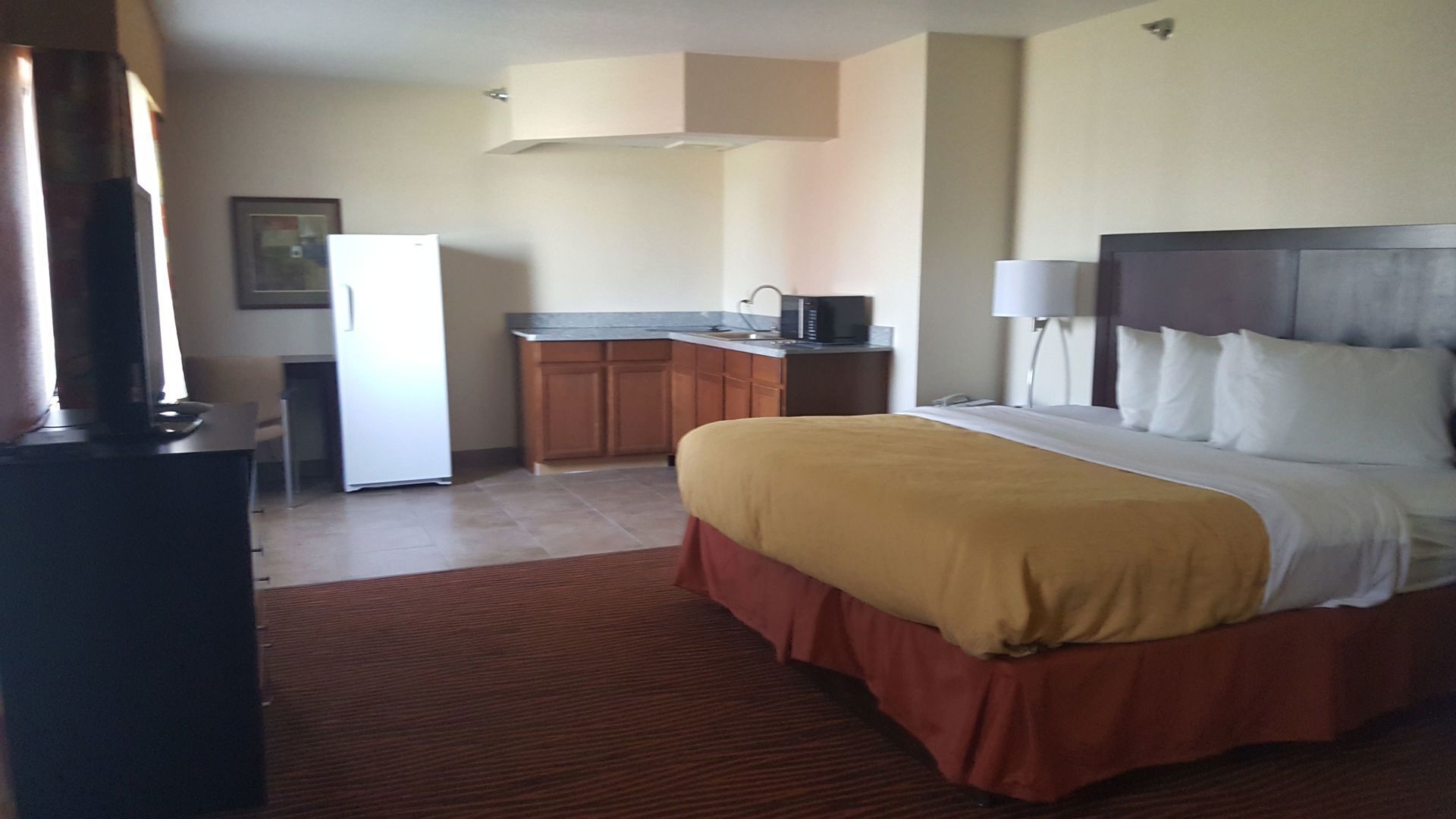 بديكورات فريدة لكل غرفة وطراز فريد لكل وحدة ومكتب وستائر تعتيم