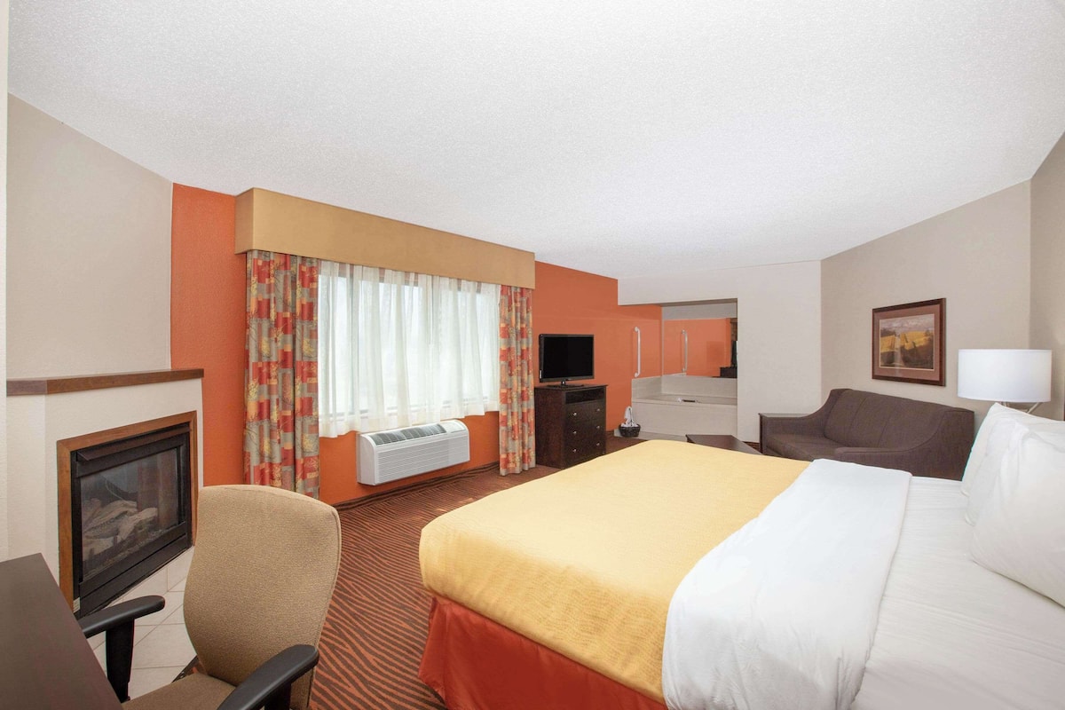Honeymoon Studio Suite, 1 King Bed, Non Smoking (Luxury) | Individually decorated, individually furnished, desk, blackout drapes