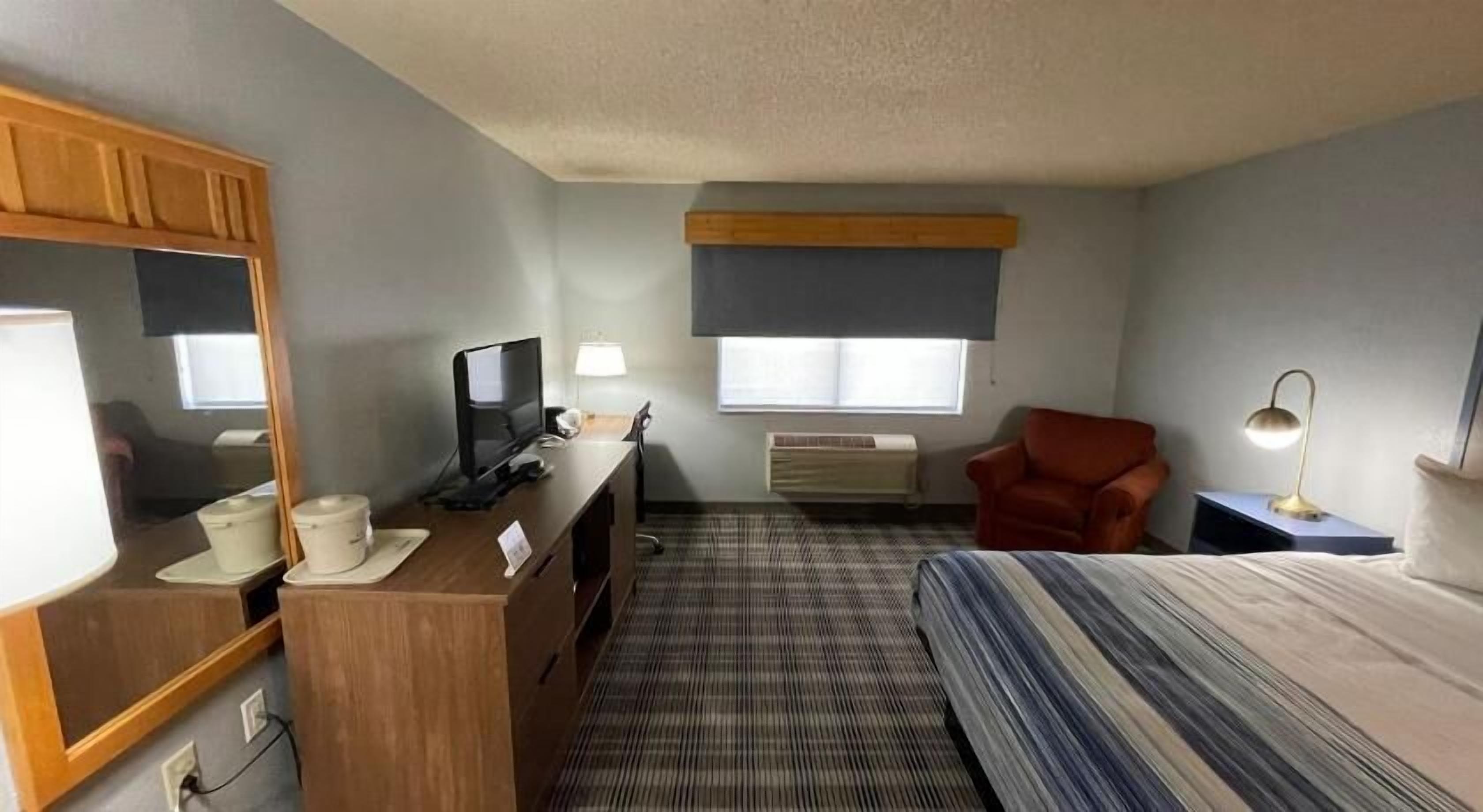 أغطية فراش متميزة ومكتب ومساحة عمل للكمبيوتر المحمول ومكواة/لوح كي