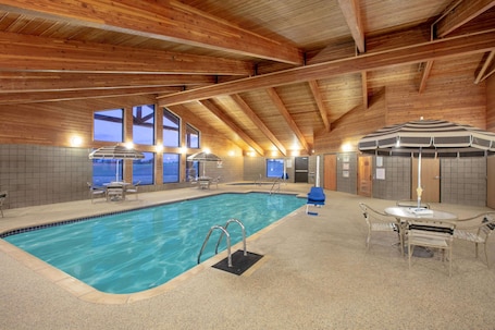 Piscine couverte. AmericInn by Wyndham Sayre