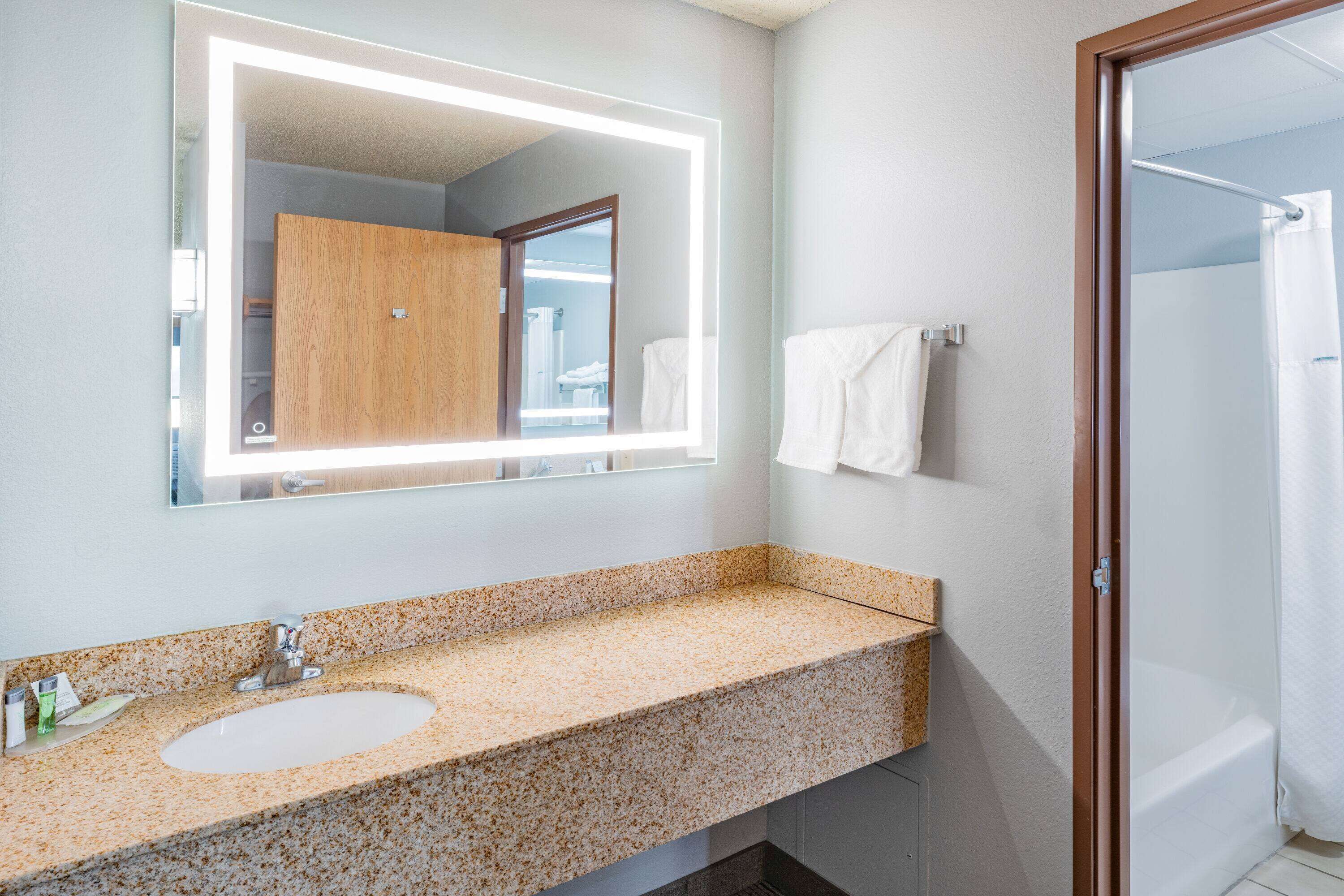 combined shower/bathtub, hair dryer, towels