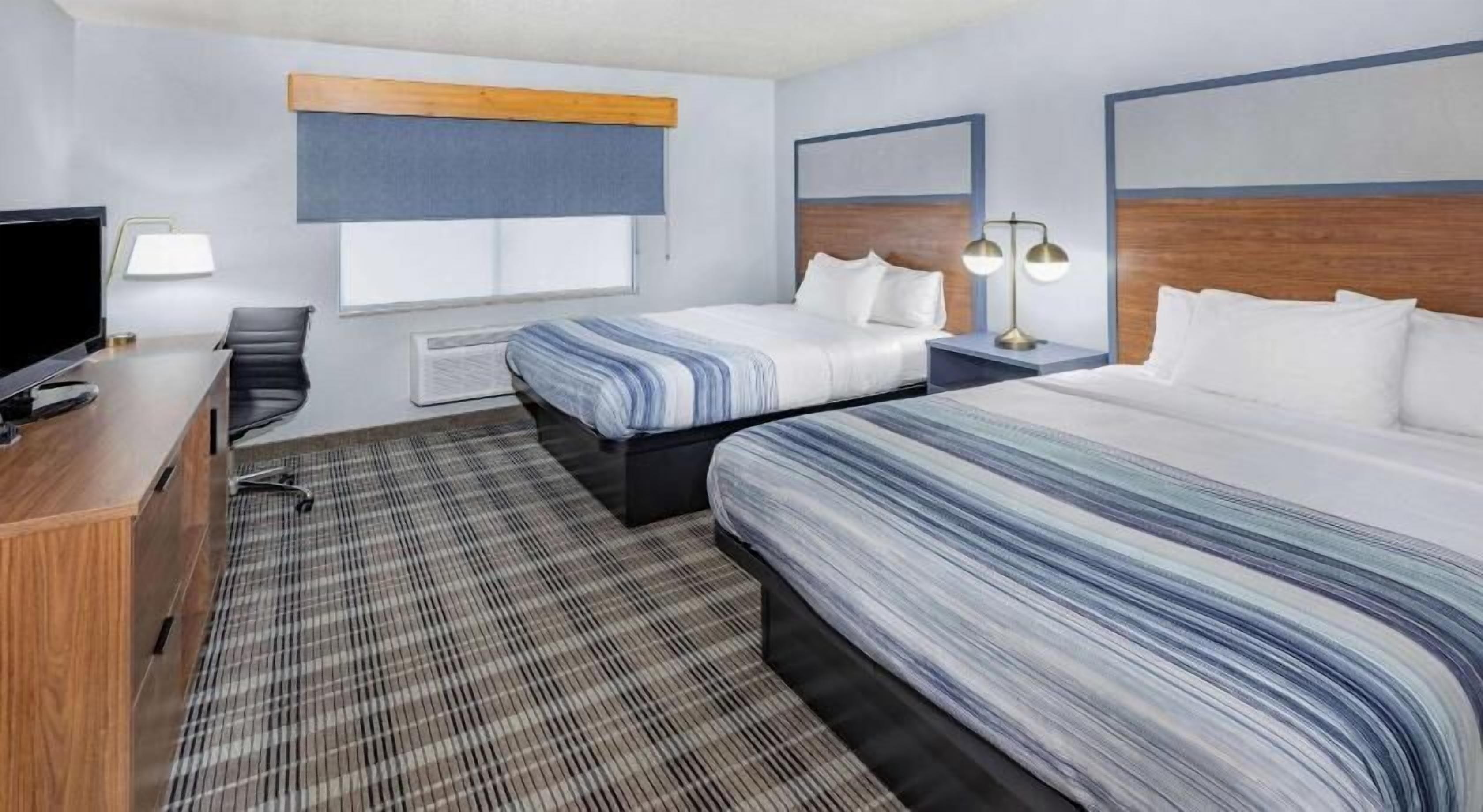 أغطية فراش متميزة ومكتب ومساحة عمل للكمبيوتر المحمول ومكواة/لوح كي