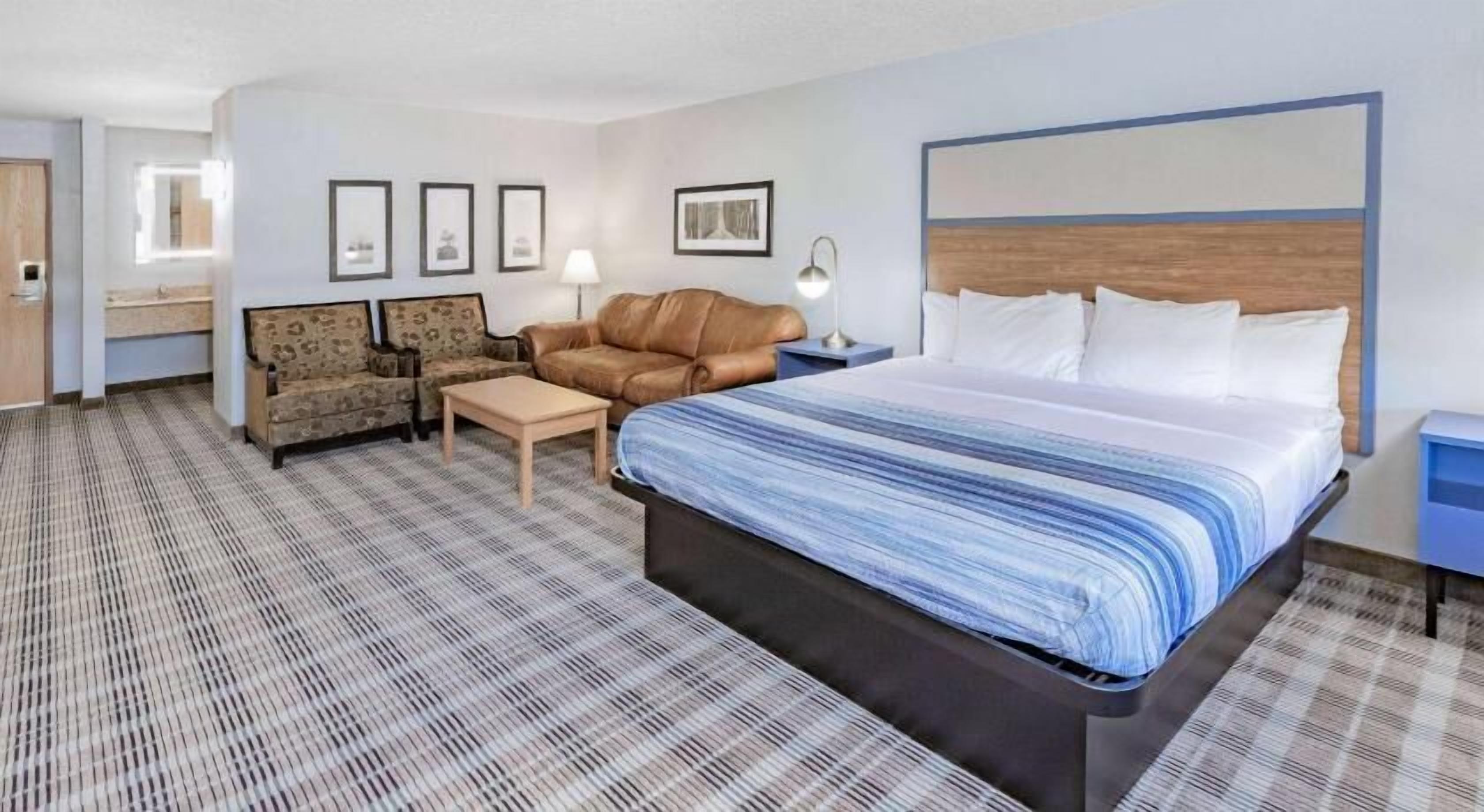 أغطية فراش متميزة ومكتب ومساحة عمل للكمبيوتر المحمول ومكواة/لوح كي