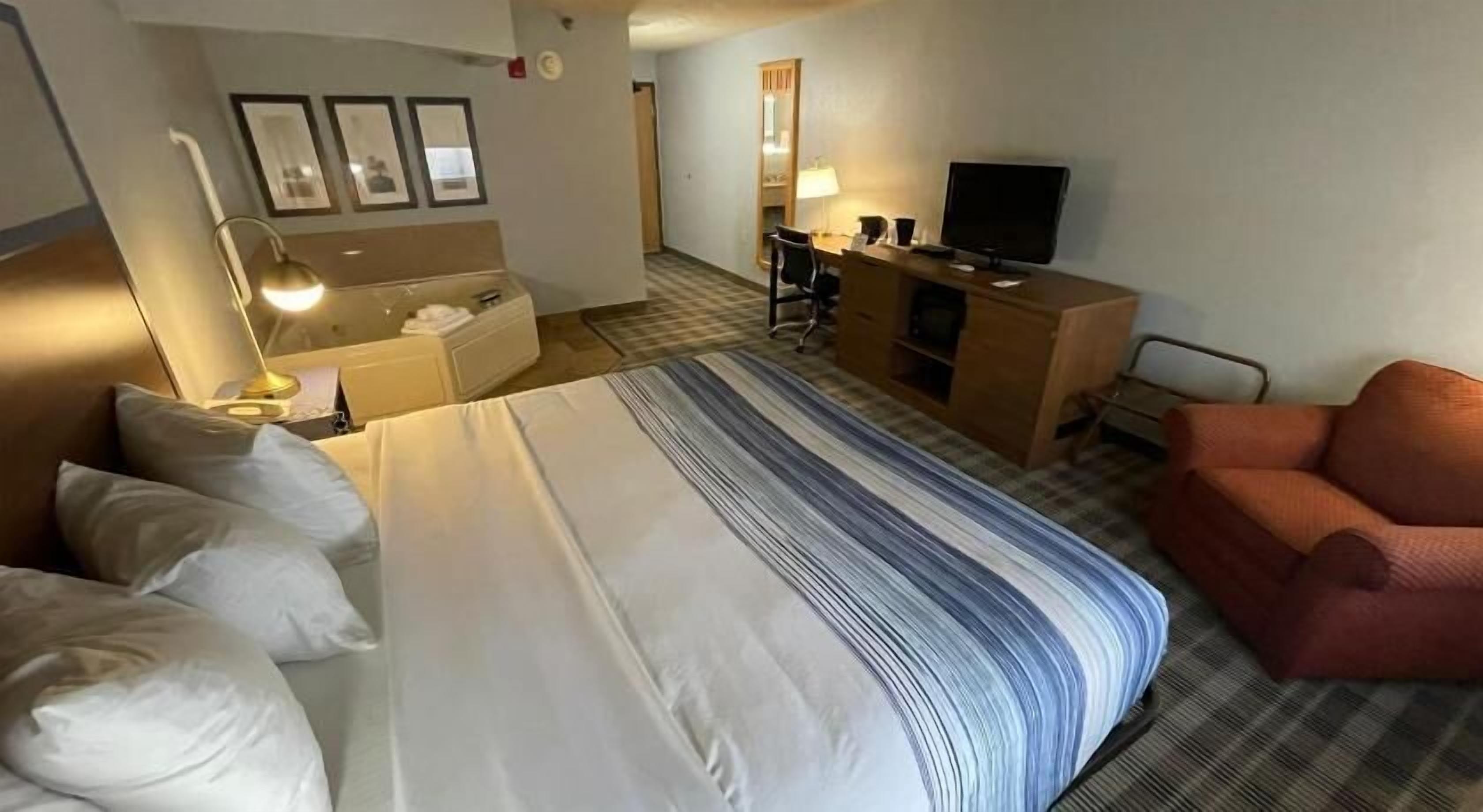 أغطية فراش متميزة ومكتب ومساحة عمل للكمبيوتر المحمول ومكواة/لوح كي