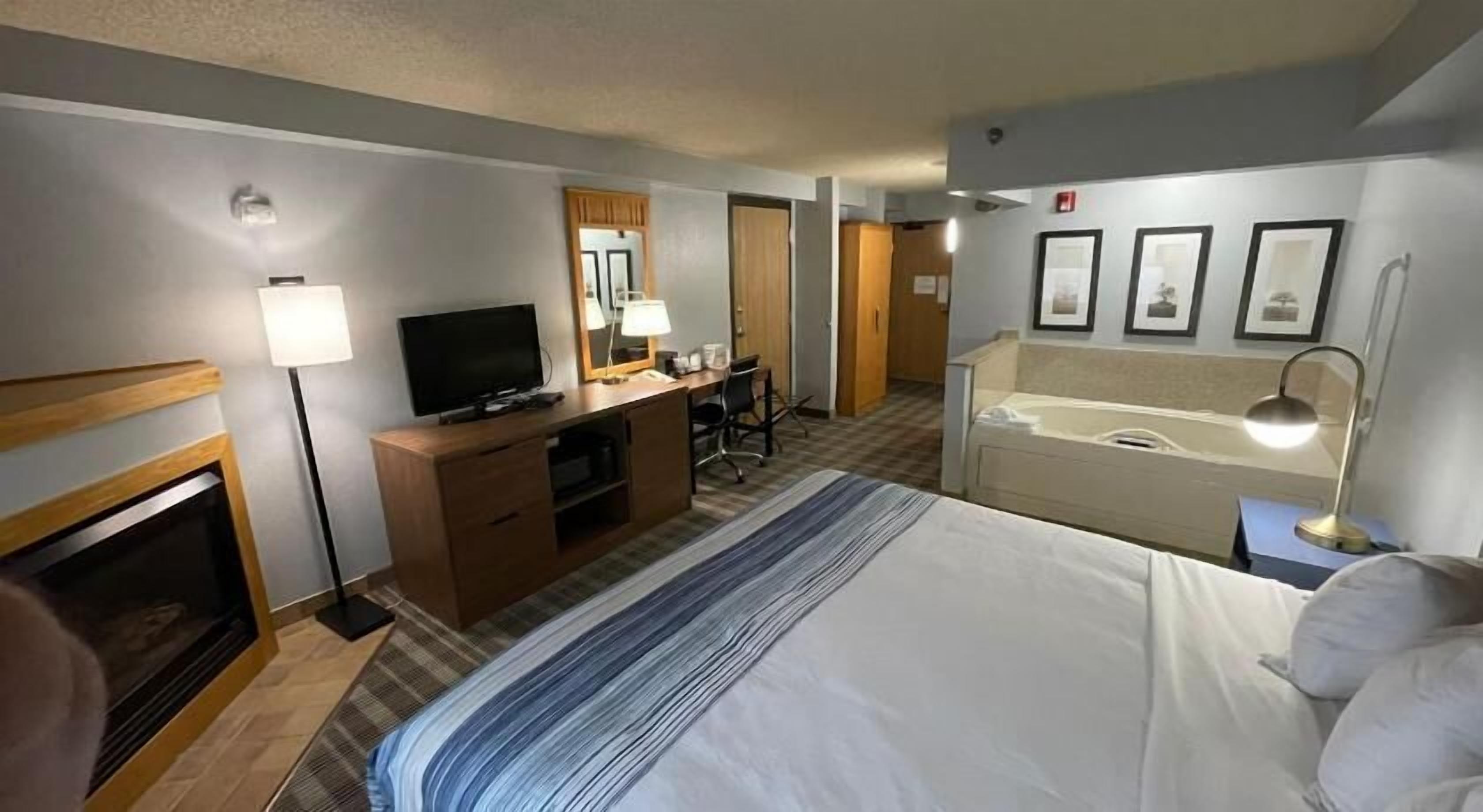 أغطية فراش متميزة ومكتب ومساحة عمل للكمبيوتر المحمول ومكواة/لوح كي