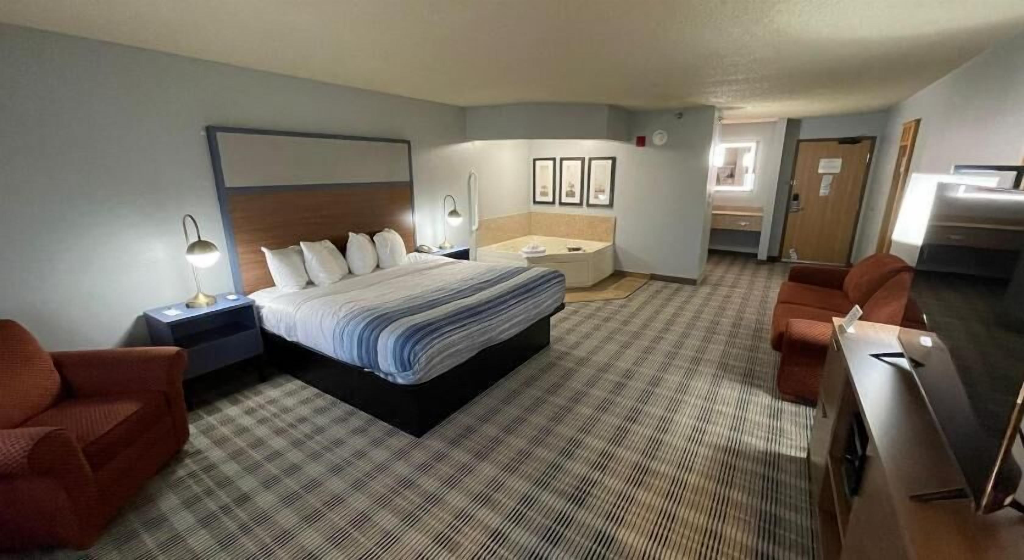 أغطية فراش متميزة ومكتب ومساحة عمل للكمبيوتر المحمول ومكواة/لوح كي