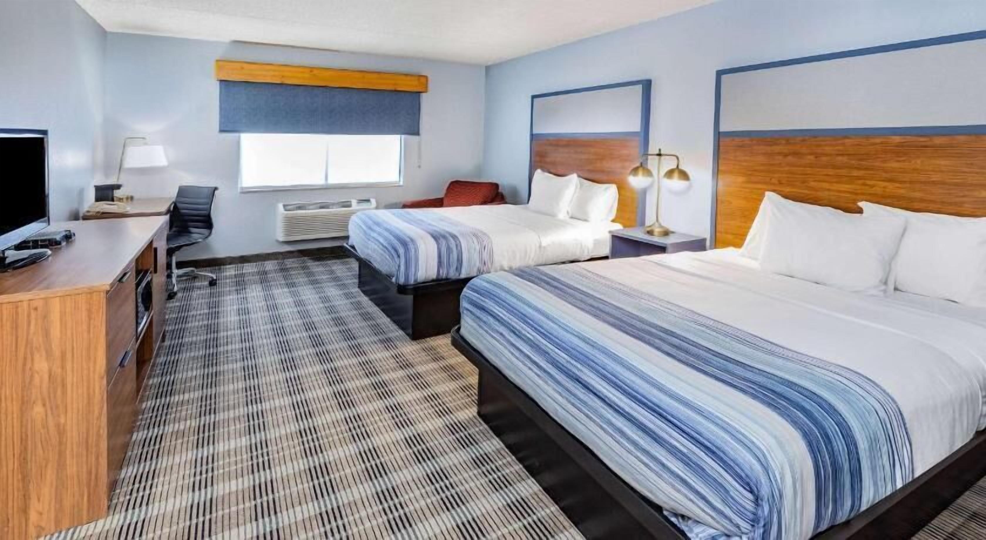 أغطية فراش متميزة ومكتب ومساحة عمل للكمبيوتر المحمول ومكواة/لوح كي