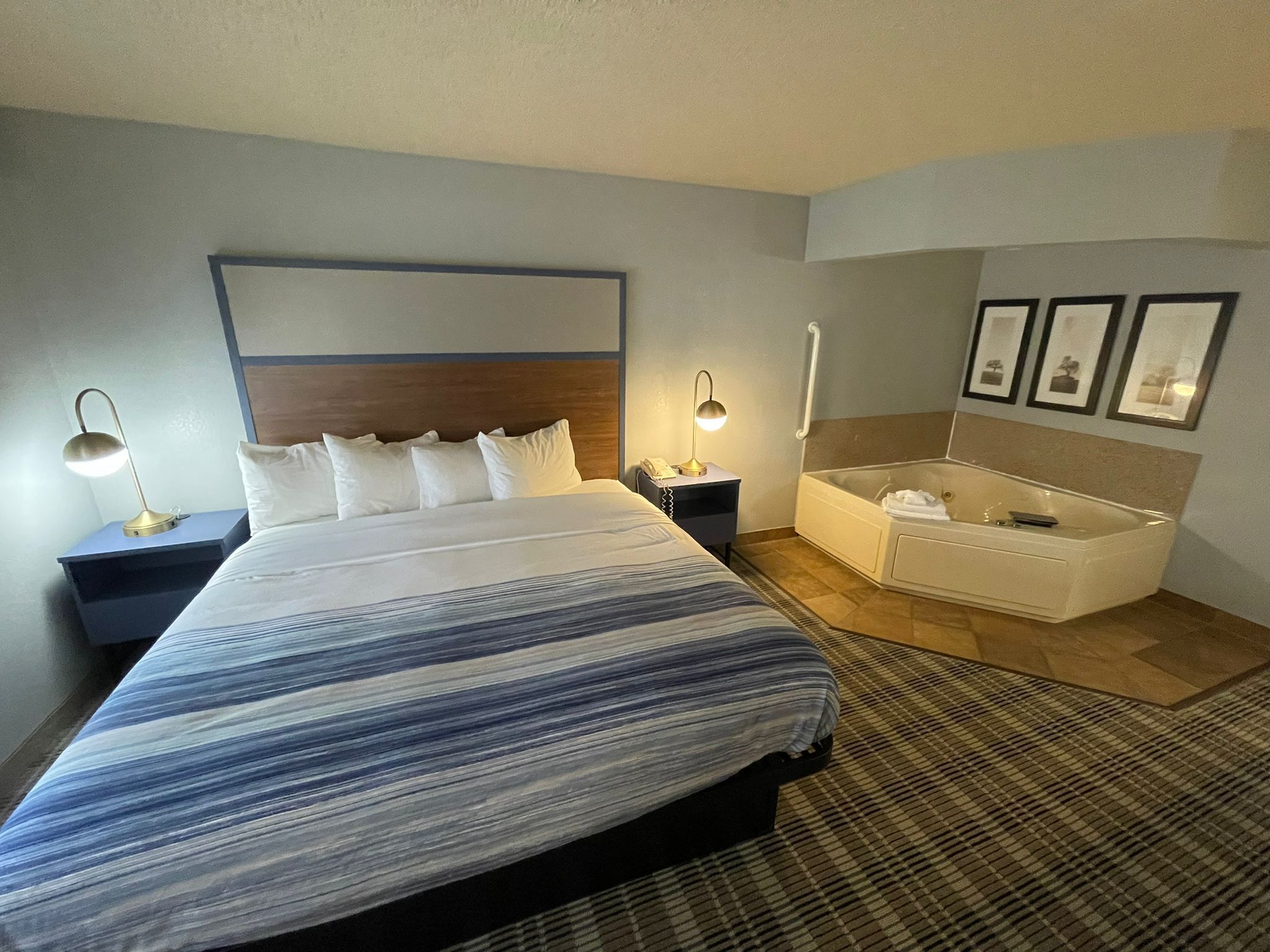 Quarto premier, 1 cama King, para não fumantes | Roupas de cama premium, escrivaninha, espaço de trabalho para notebook