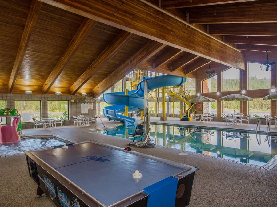 Una piscina techada, abierta desde las 08:00 hasta las 00:00, sombrillas