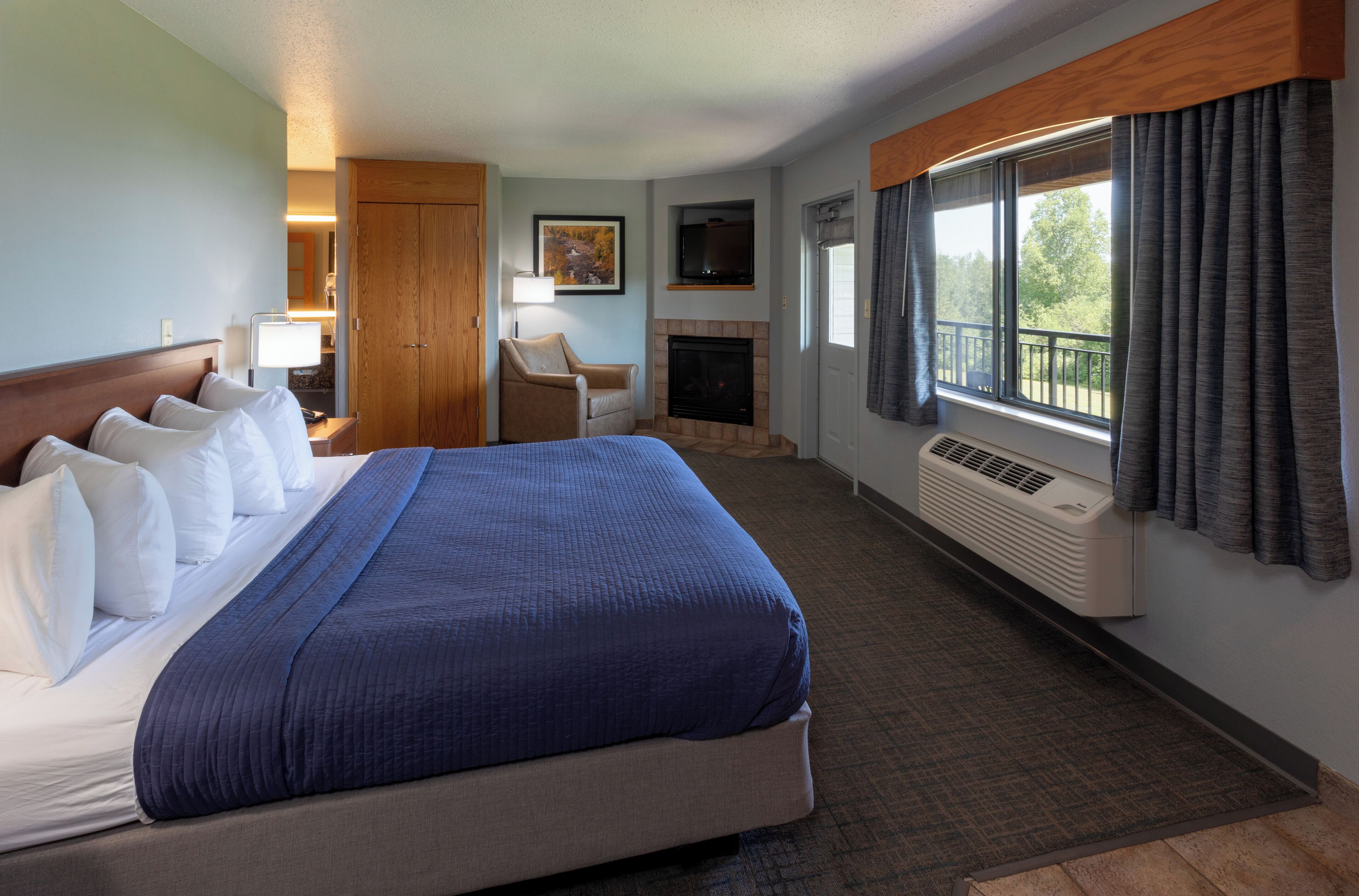 grand suite (grandmaster) | desk, laptop workspace, blackout curtains, soundproofing