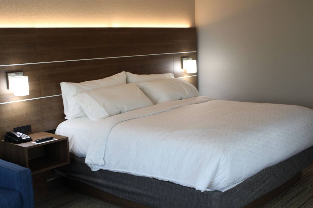 in-room safe, desk, laptop workspace, blackout curtains