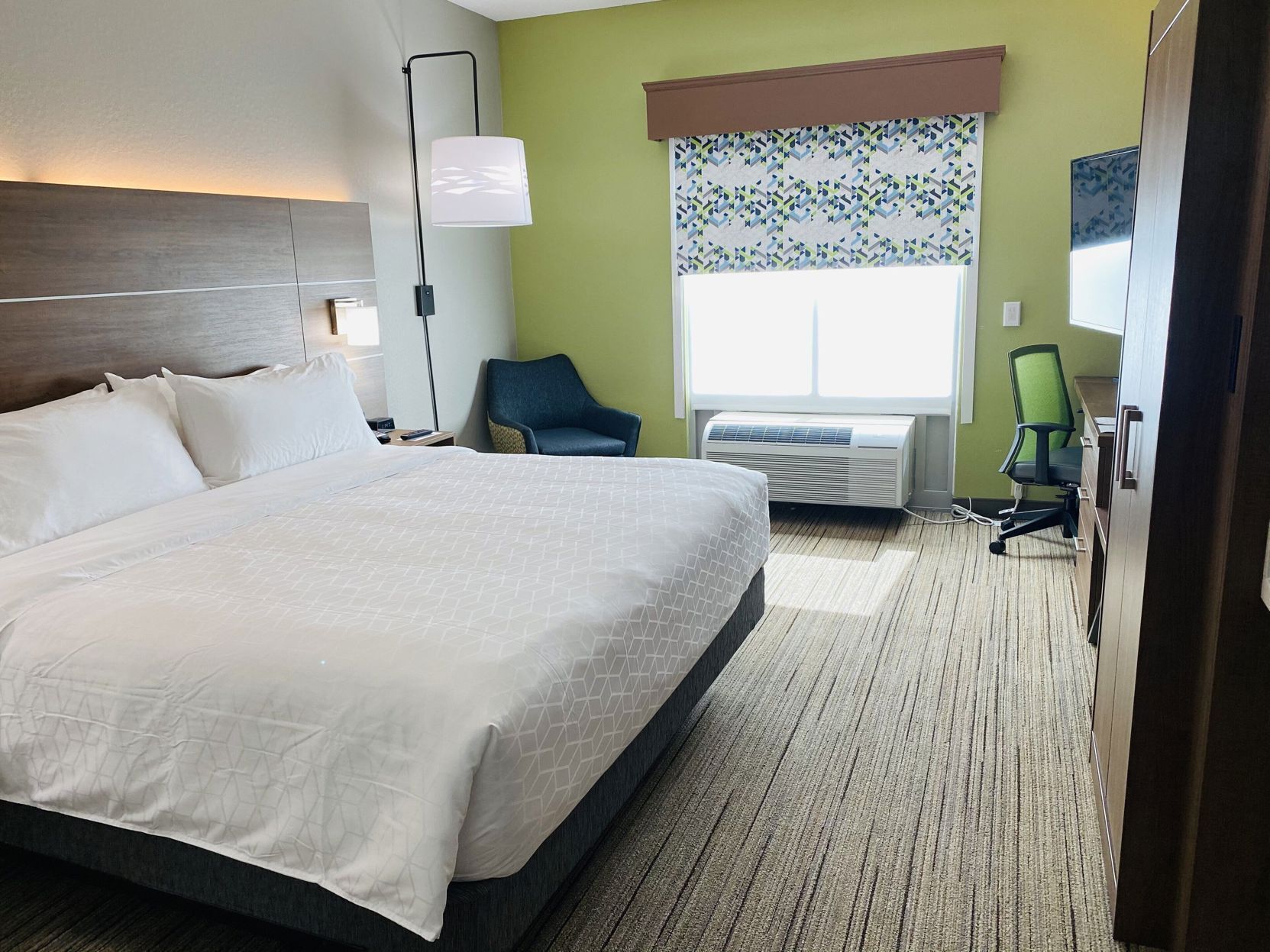 Pengeskab på værelset, skrivebord, arbejdsområde til bærbare computere