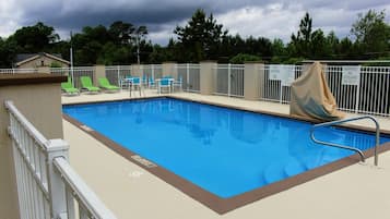 Una piscina al aire libre de temporada