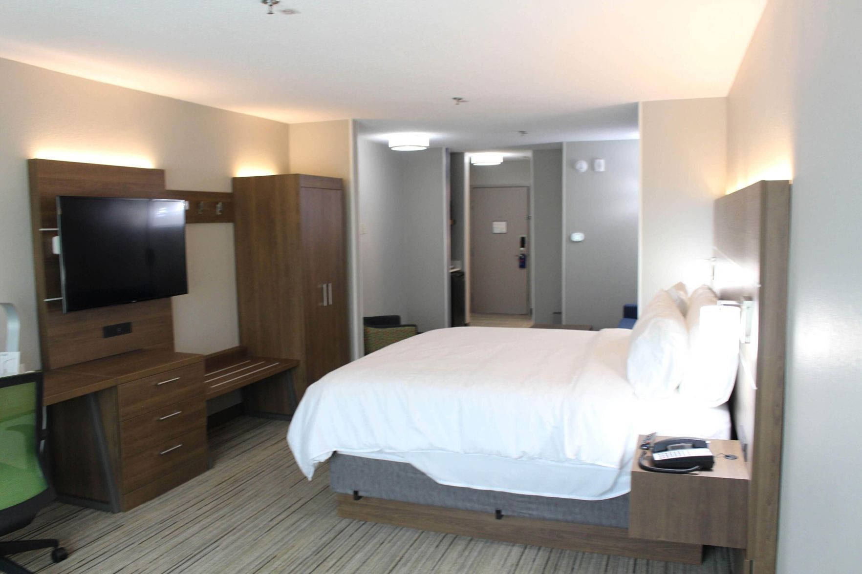 Pengeskab på værelset, skrivebord, arbejdsområde til bærbare computere