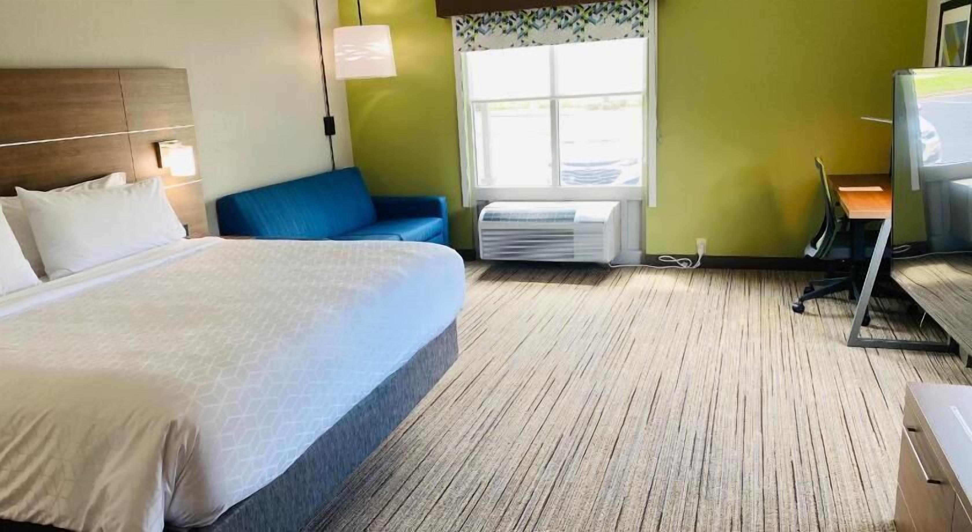 Pengeskab på værelset, skrivebord, arbejdsområde til bærbare computere