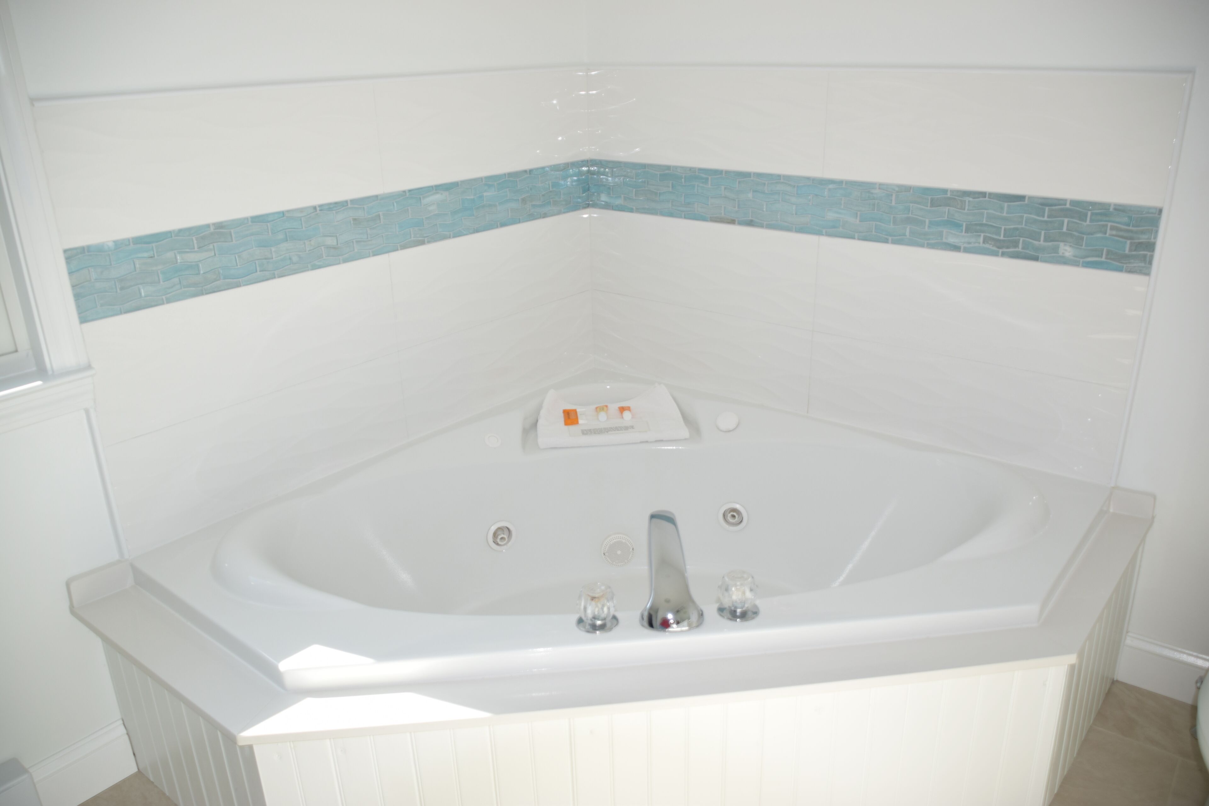 king jacuzzi deck | bathroom | combined shower/bathtub, hair dryer, towels