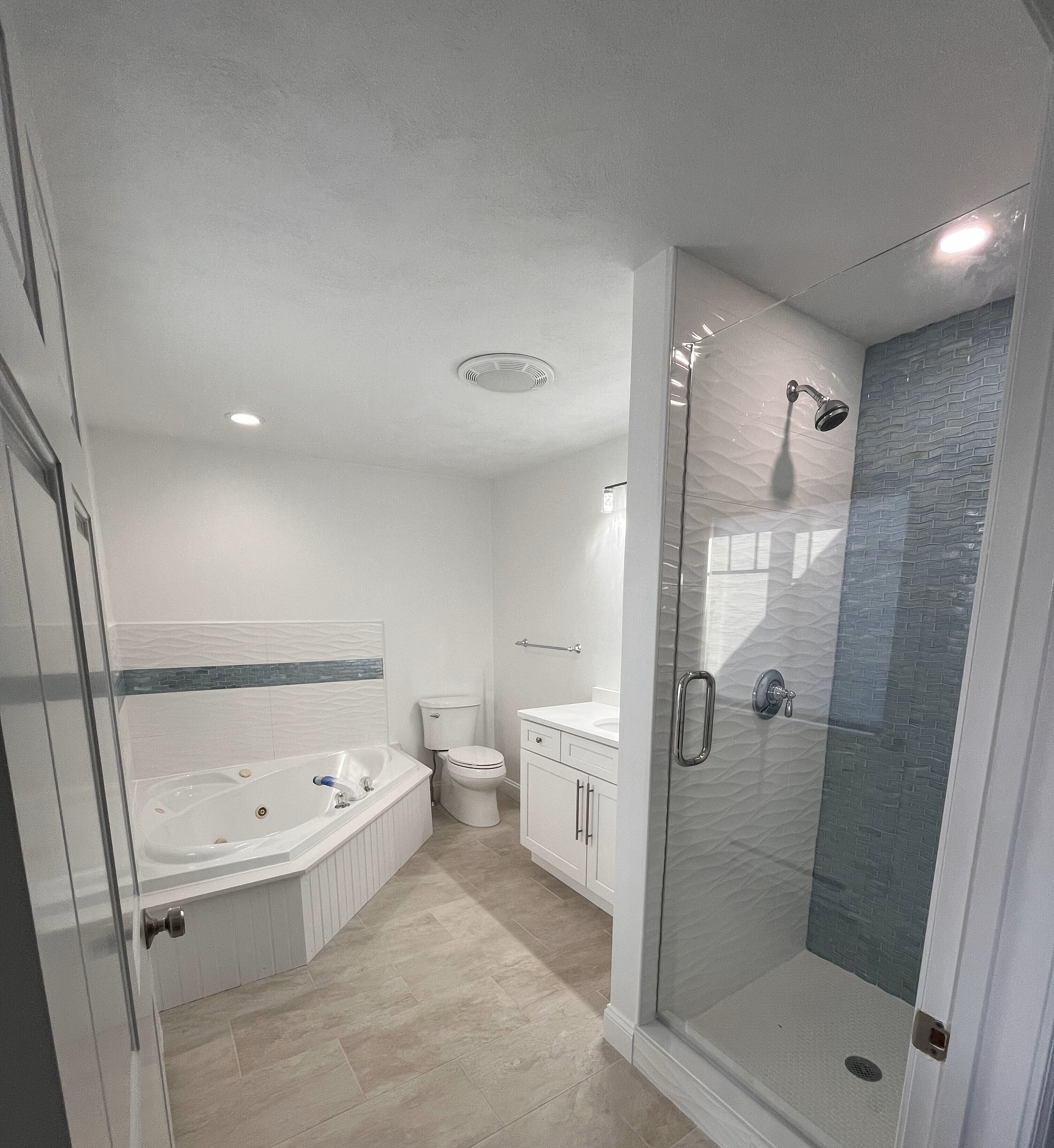 king jacuzzi deck | bathroom | combined shower/bathtub, hair dryer, towels