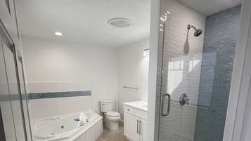 Kamar | Kamar mandi | Kombinasi shower/bathtub, pengering rambut, dan handuk