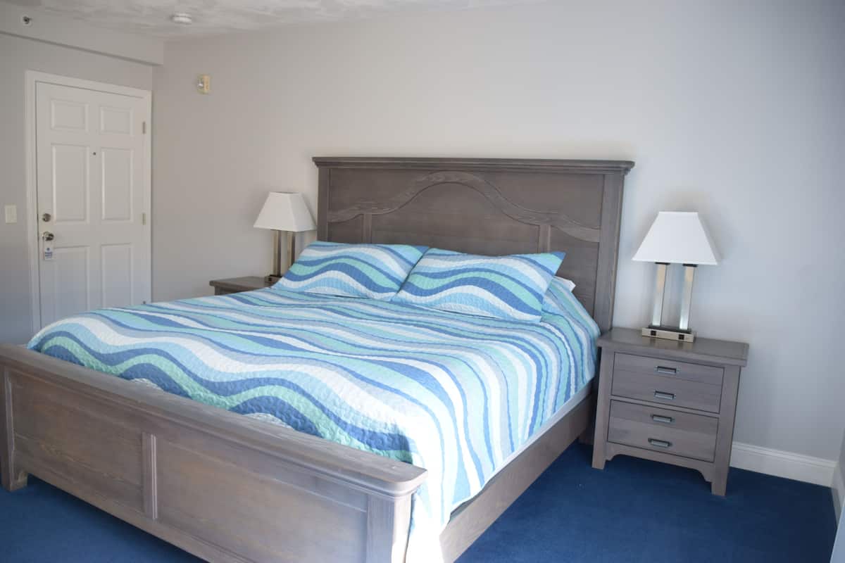 King Jacuzzi Deck | 1 bedroom, desk, blackout drapes, iron/ironing board