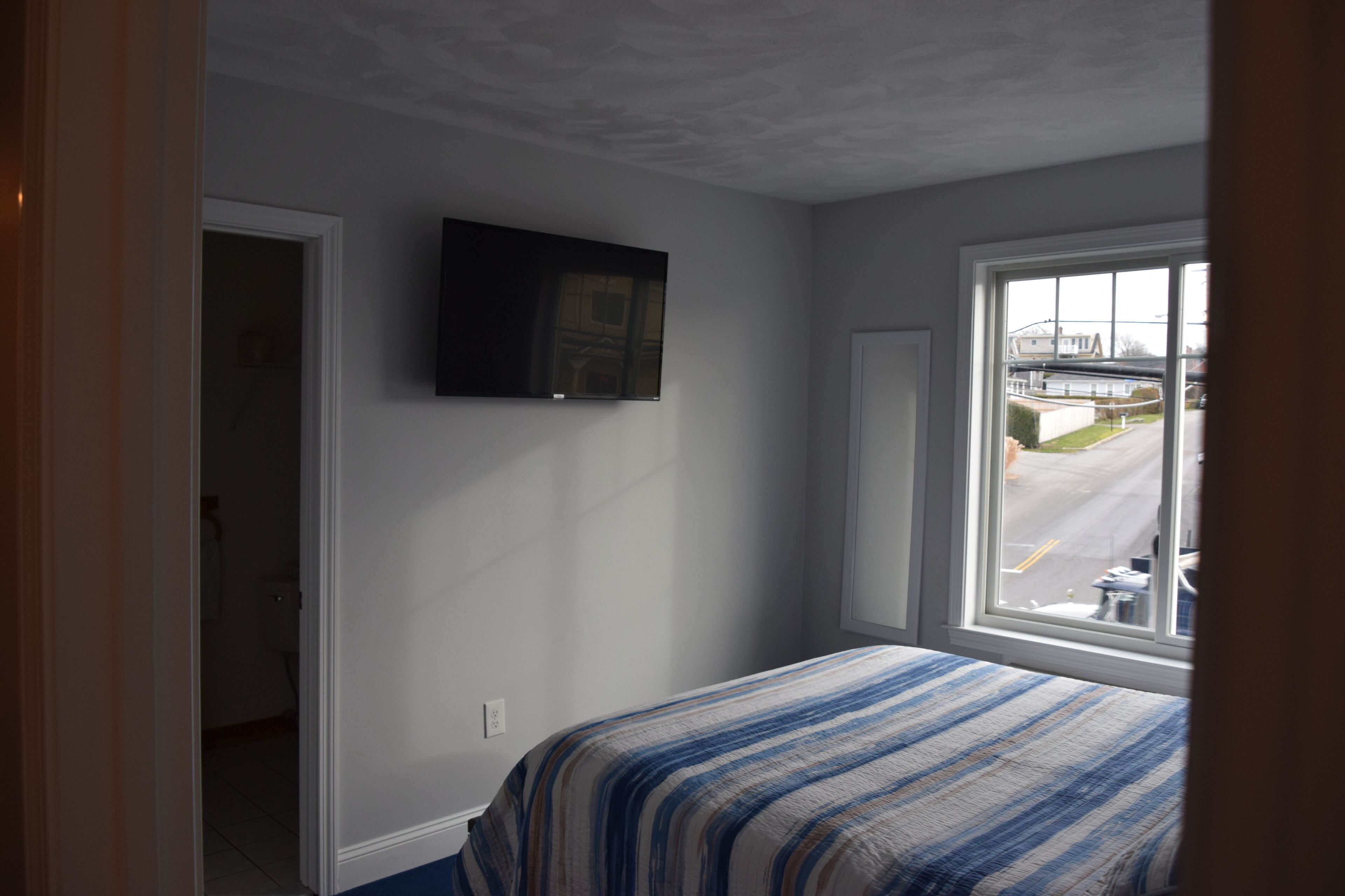 queen suite, deck | 1 bedroom, desk, blackout curtains, iron/ironing board