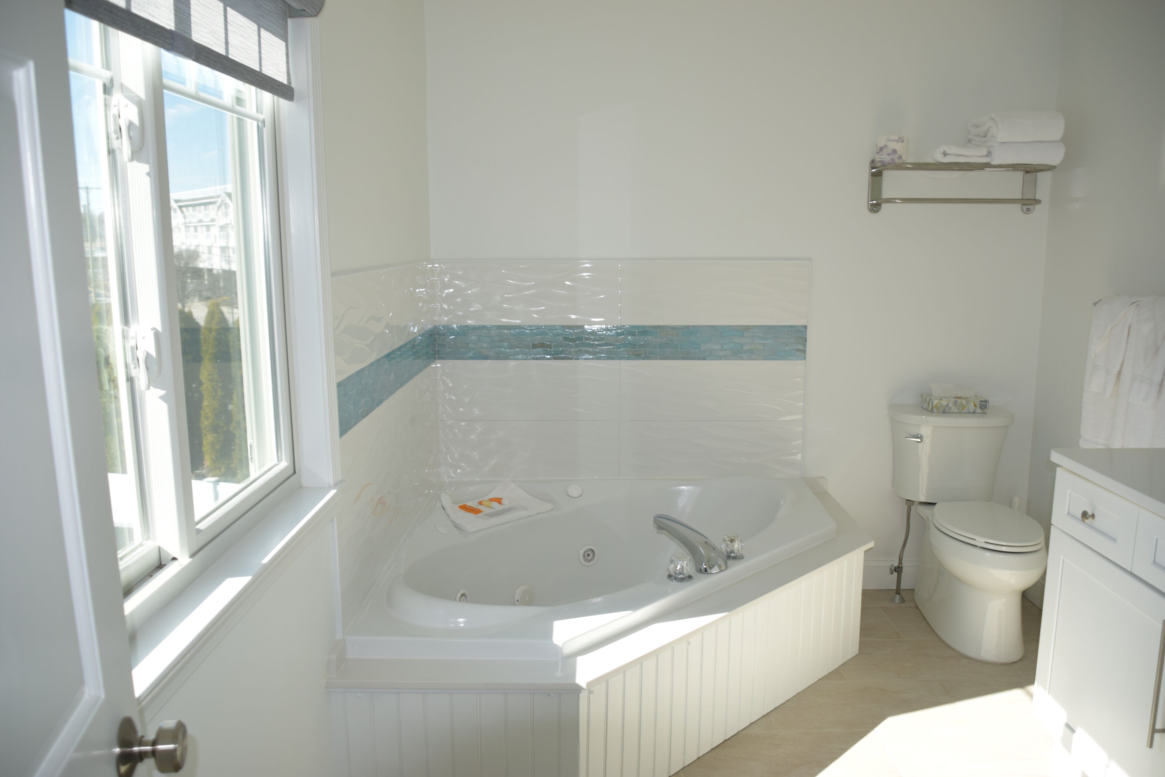 king jacuzzi deck | bathroom | combined shower/bathtub, hair dryer, towels