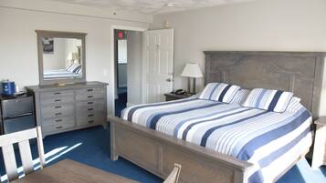 King Jacuzzi Deck | 1 bedroom, desk, blackout drapes, iron/ironing board