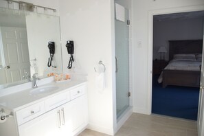 King Jacuzzi Deck | Bathroom | Combined shower/bathtub, hair dryer, towels