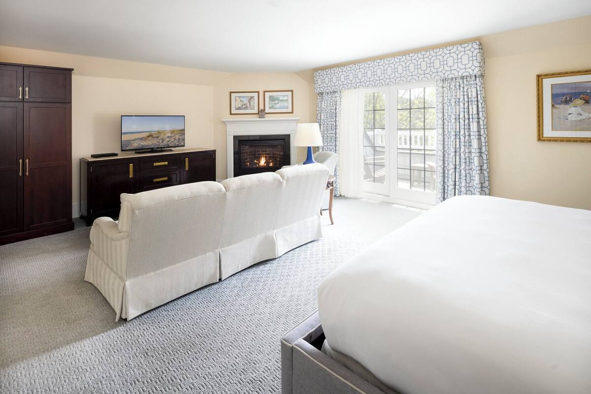 in-room safe, individually decorated, individually furnished, desk