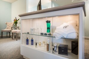 Couples treatment rooms, body treatments, aromatherapy
