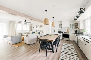 客房内保险箱、特色装修、特色家居、办公桌