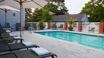 2 piscines extérieures, parasols de plage, chaises longues