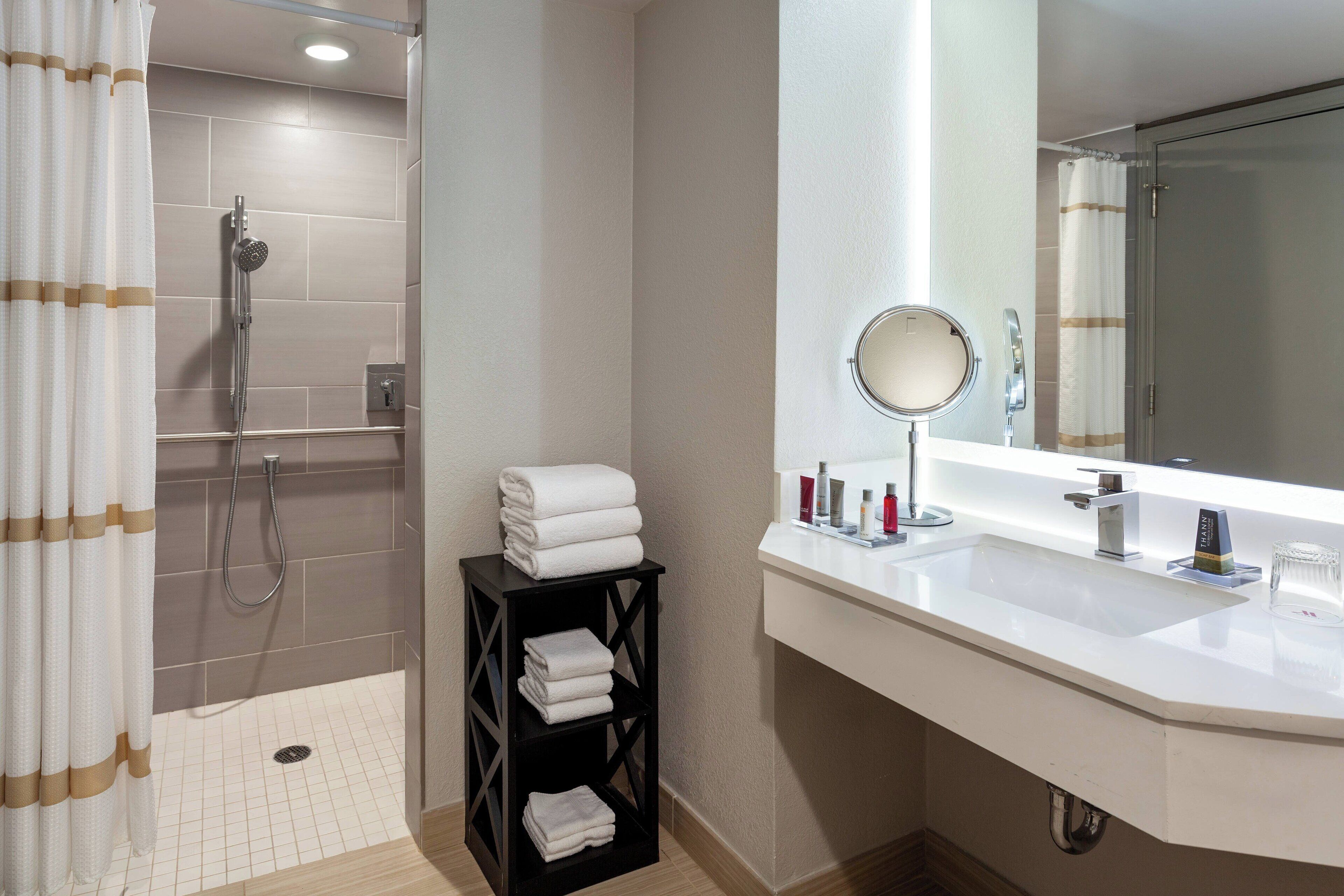 combined shower/bathtub, rainfall showerhead, free toiletries