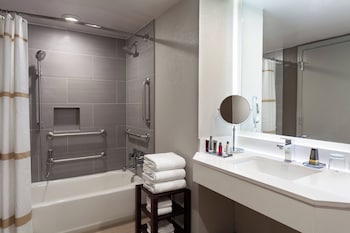 Combined shower/tub, rainfall showerhead, free toiletries, hair dryer at Marriott Myrtle Beach Resort & Spa at Grande Dunes