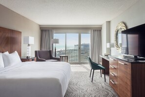 Premium bedding, down comforters, pillowtop beds, in-room safe - Marriott Myrtle Beach Resort & Spa at Grande Dunes (Myrtle Beach)