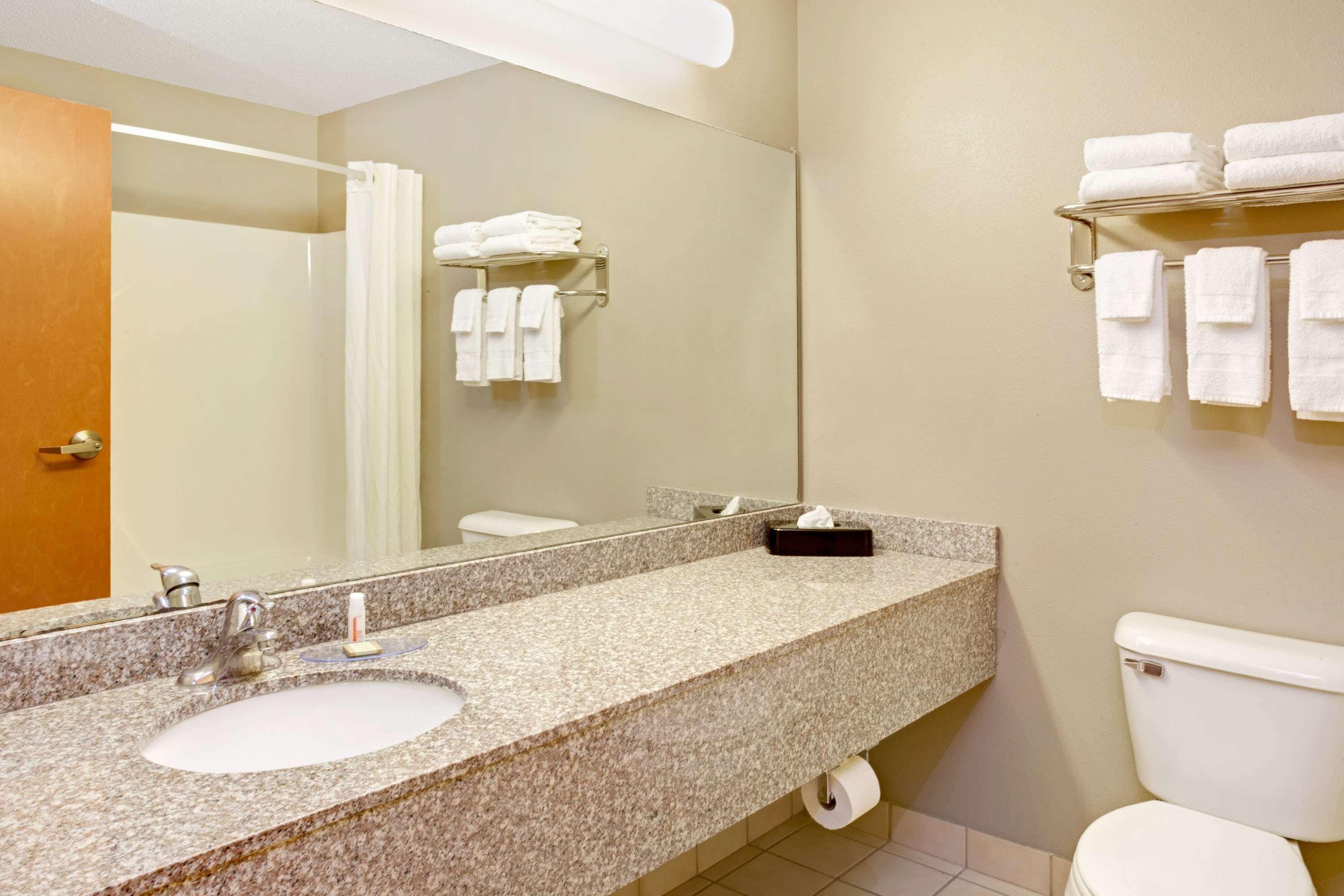 Amenidades de baño gratuitas, secadora de cabello, toallas 