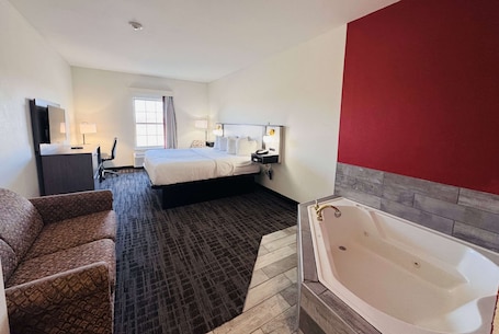 Escritorio, cortinas blackout y tabla de planchar con plancha . Ramada by Wyndham Sparta/At Speedway