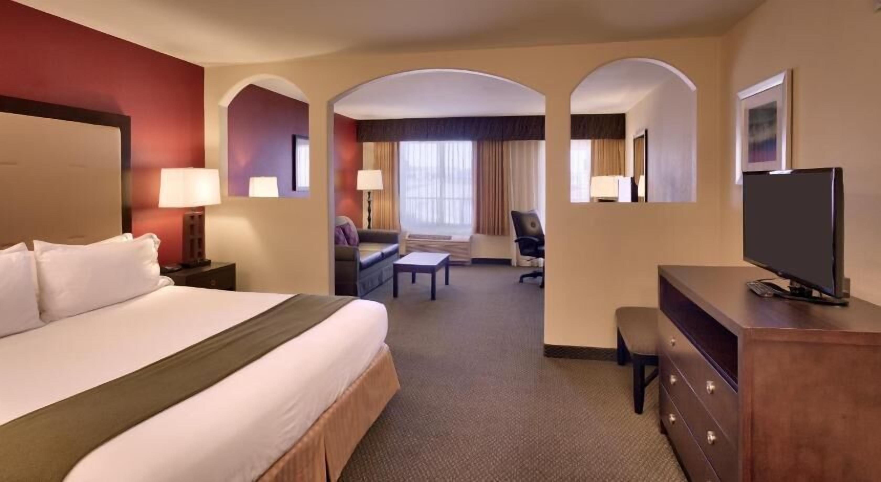 고급 침구, 객실 내 금고, 책상, 노트북 작업 공간