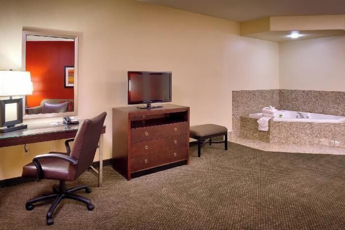 Hochwertige Bettwaren, Zimmersafe, Schreibtisch