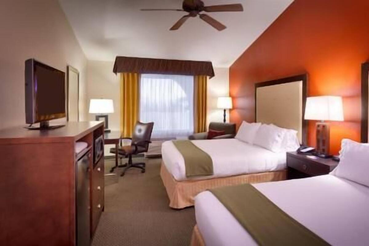 أغطية فراش متميزة وخزنة داخل الغرفة ومكتب ومساحة عمل للكمبيوتر المحمول