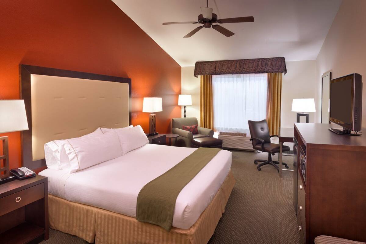 Premium bedding, in-room safe, desk, laptop workspace