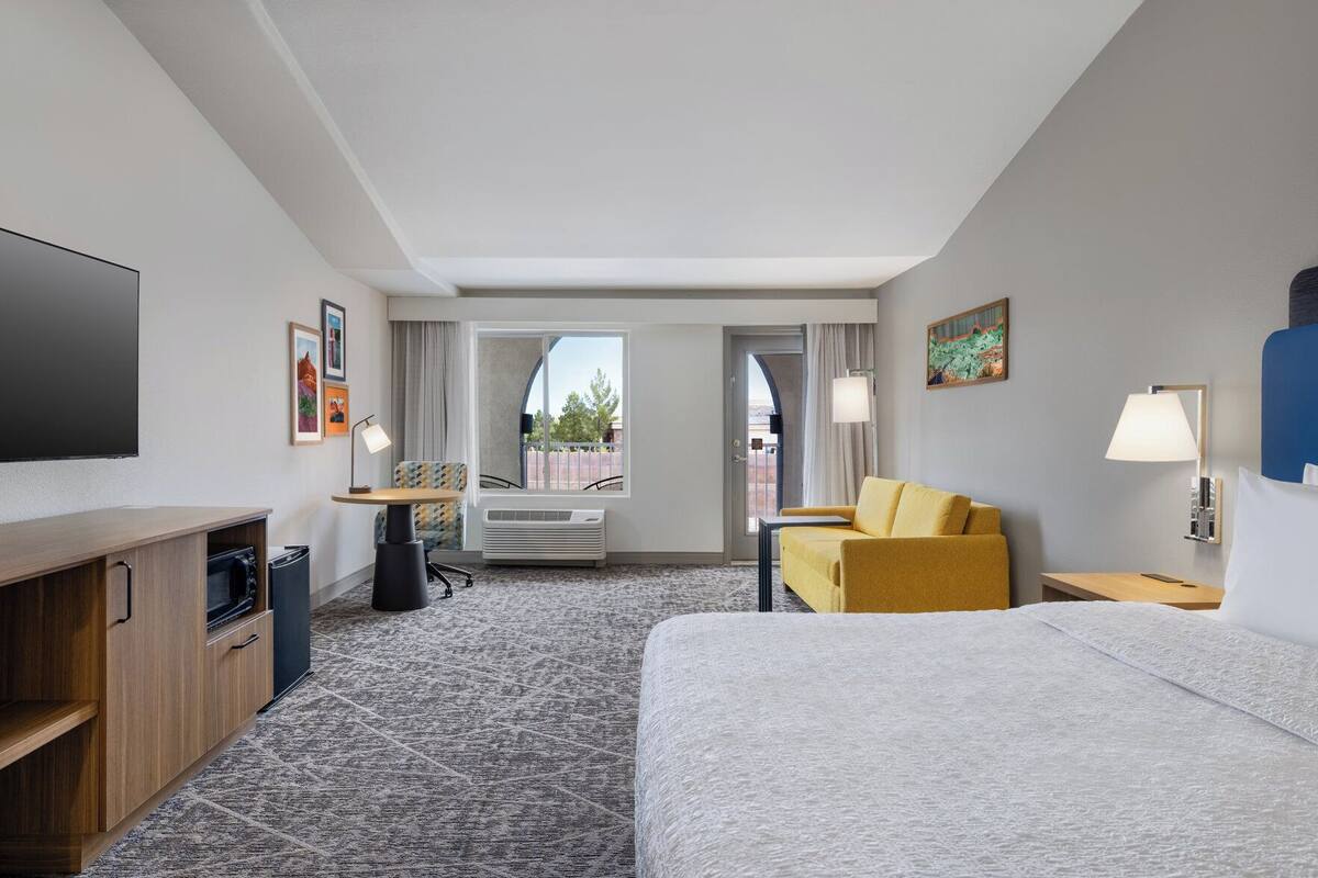 Premium bedding, in-room safe, desk, laptop workspace