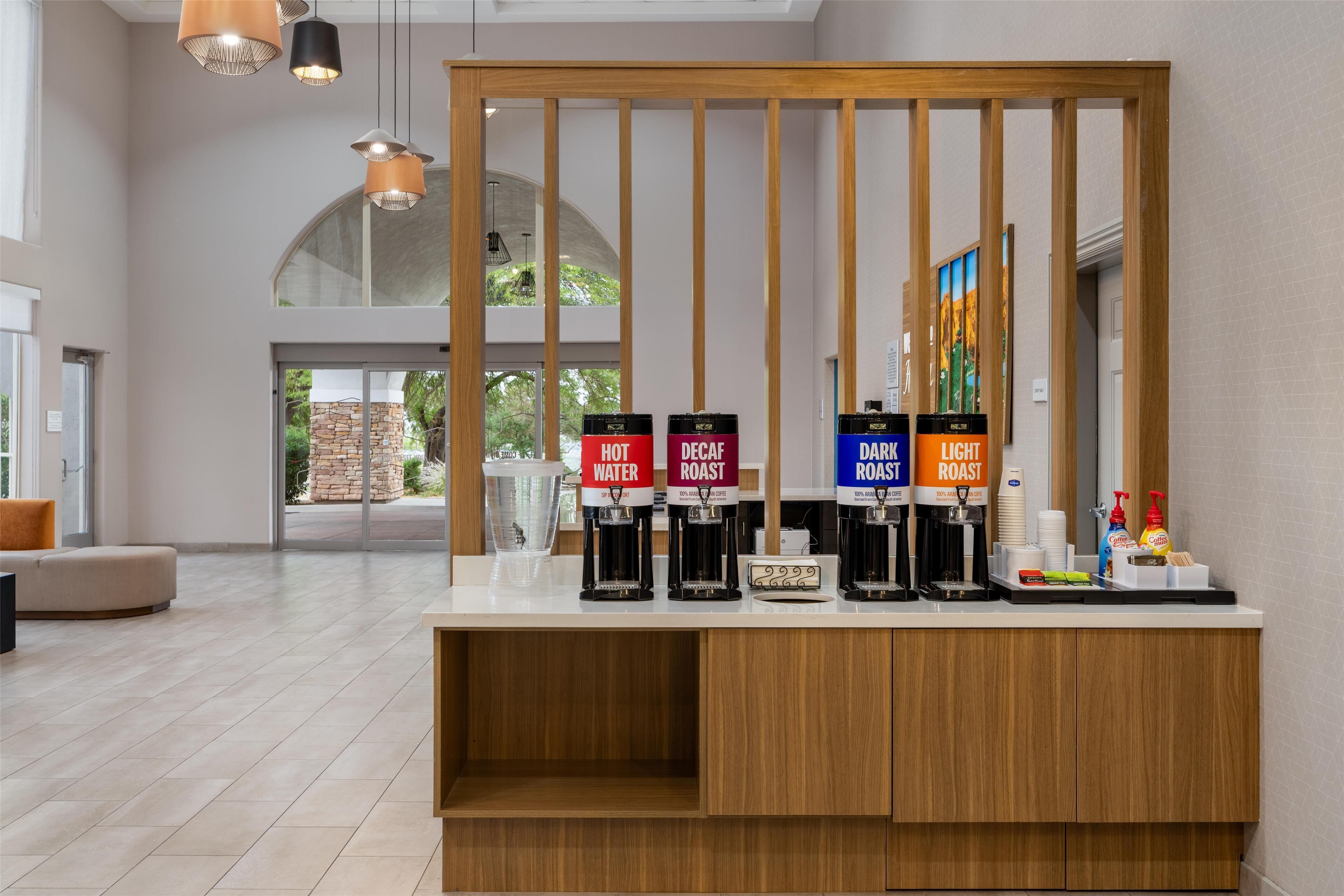 Estación de café con agua caliente, café descafeinado, tueste oscuro y tueste claro.